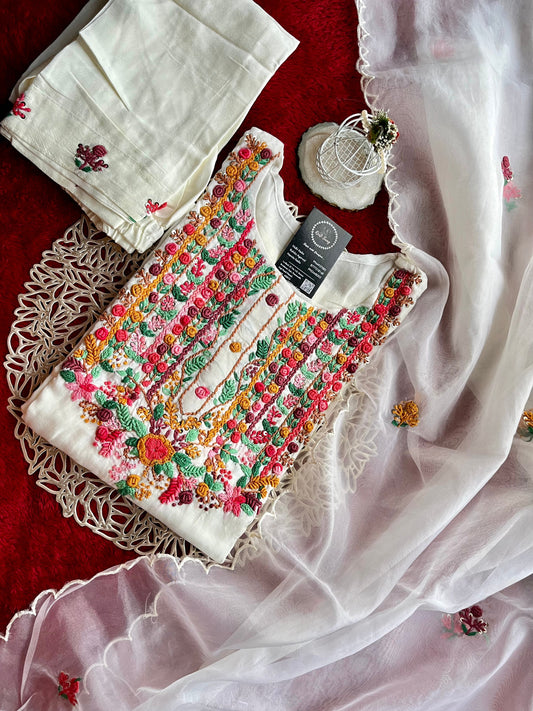 “AARYA” Dola Silk Suit In Off White With Thread Embroidery ✨❤️